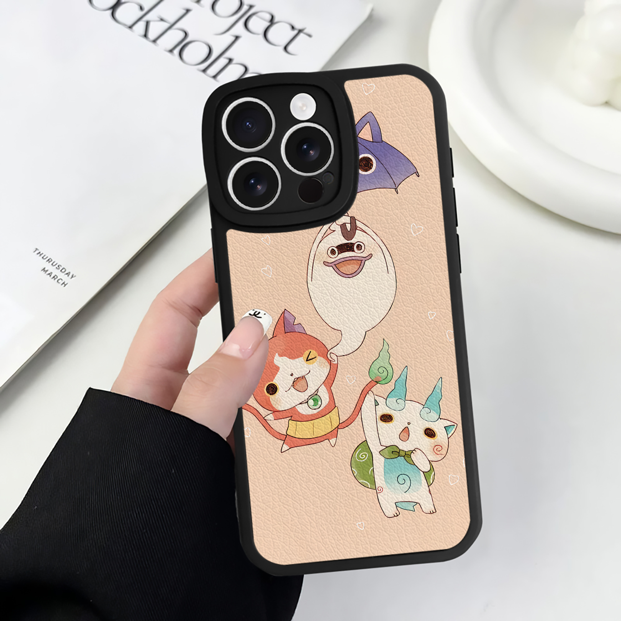 （画像用） 妖怪ウォッチ Yo-kai Watch 【iPhone 16シリーズ対応】シリコンスマホケース（レザー調） 材質：シリコン